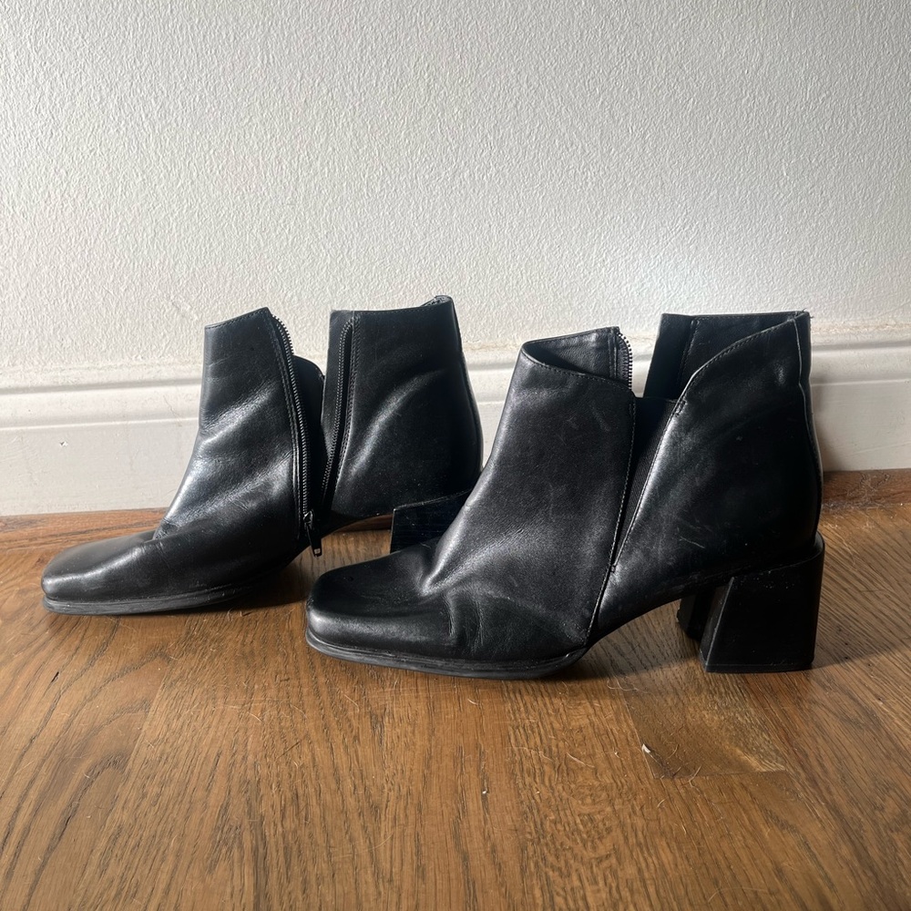 Vintage Pesaro Size 9 Black Leather Side Zipper Square Toed Ankle Boots